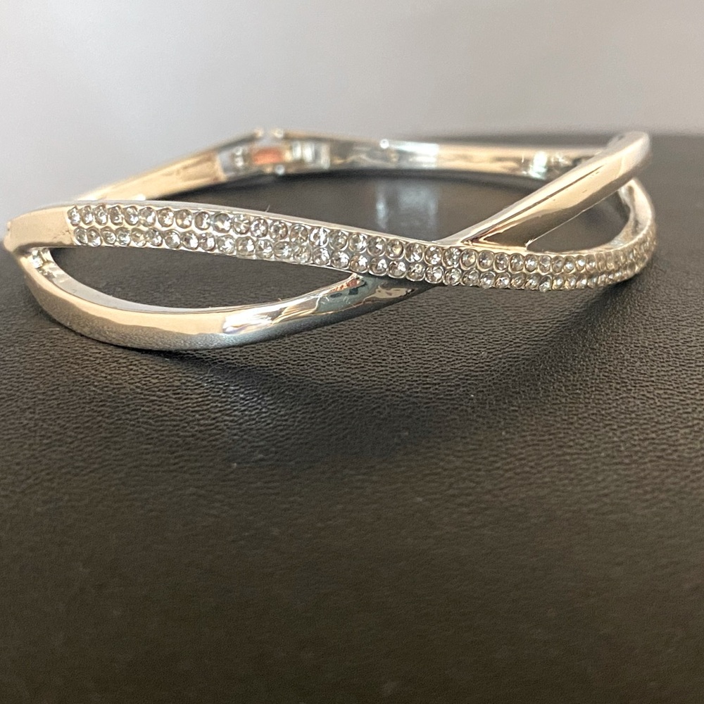 NWOT Silvertone Bracelet Infinity Symbol with tiny Rhinestones 7.25”